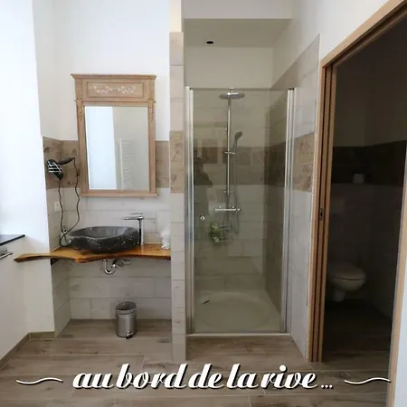 Au Bord De La Rive B&B *
